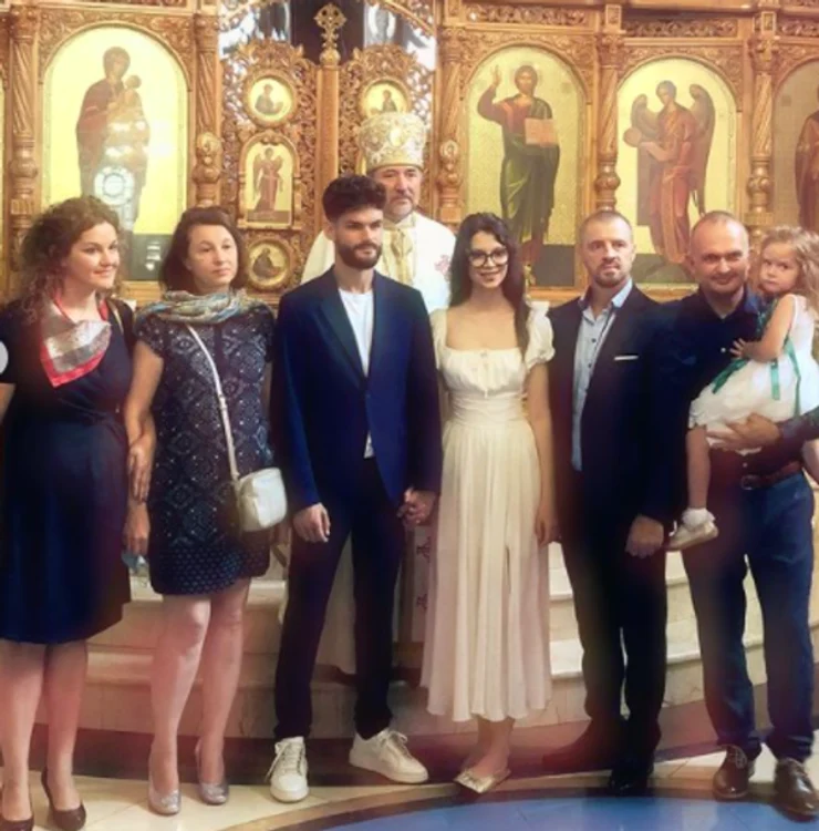 Mama lui Edward, mama Cleopatrei, mirii și cei doi mândri tătici. Socrul mare o ține în brațe pe fiica lui, adică sora mireluifoto: Instagram