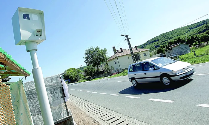 La un radar fix, proprie- tarul maşinii va fi obligat să plătească amenda, indiferent de cine era la volan