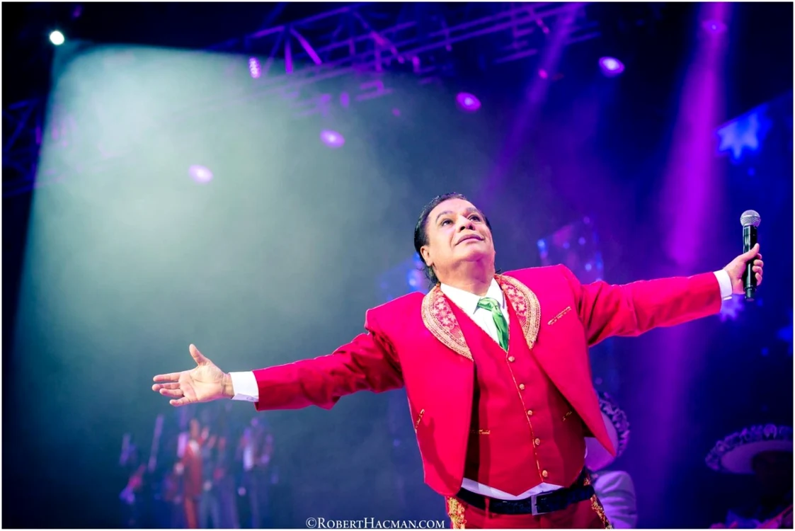 Juan Gabriel, al cărui nume real a
fost Alberto Aguilera, s-a născut în 1950 într-o familie săracă din vestul
statului mexican Michoacan.