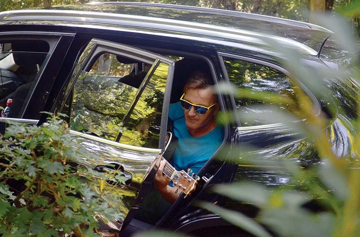 
    Şi-a parcat bolidul în parcFoto: Alex Muscaliu  