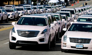 Mai multe mșini au fost aliniate în afara capelei în memoria unei piese interpretate de Aretha jpeg