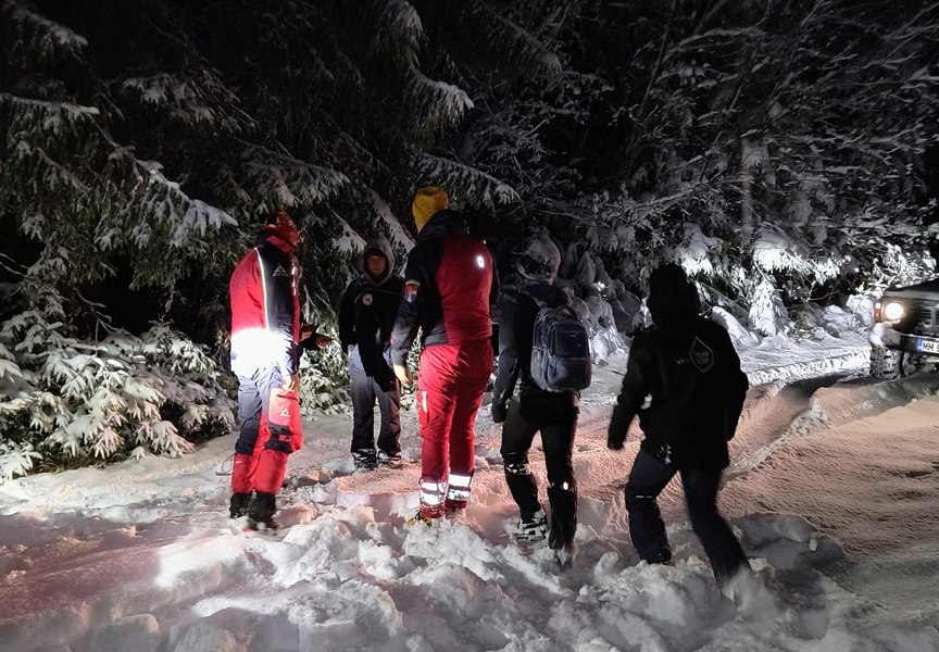 Trei tineri ucraineni, printre care un fost militar rănit în război, recuperaţi de pe munte după ce au trecut în România
