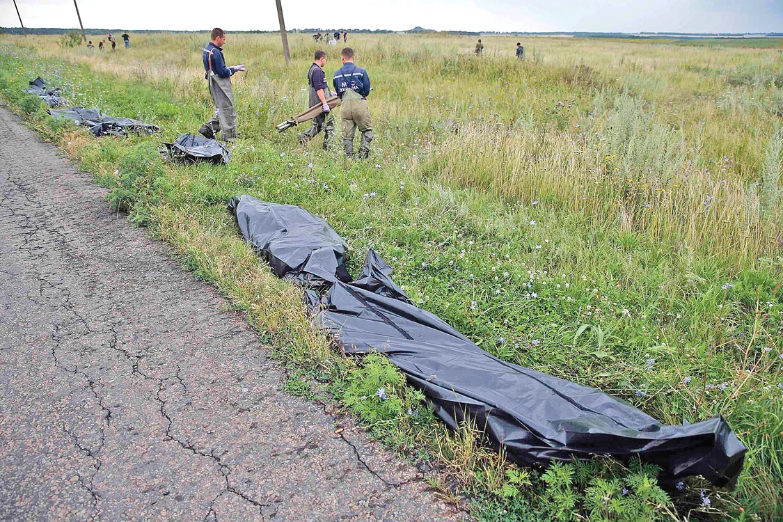 
    Bagaje şi cadavre sunt împrăştiate pe o rază de câţiva kilometriFoto: Reuters  
