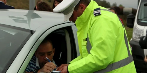 Poliţiştii i-au oprit pe şoferii indisciplinaţi Foto: Stelian Grăjdan 