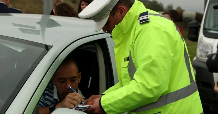 Poliţiştii i-au oprit pe şoferii indisciplinaţi Foto: Stelian Grăjdan 