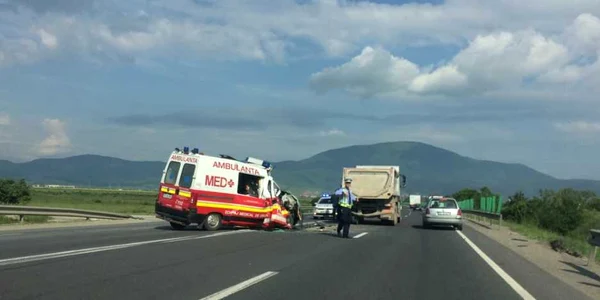 Ambulanţa a fost serios avariată.