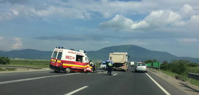 Ambulanţa a fost serios avariată.