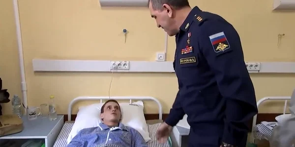 Gafă unui înalt oficial rus când a decorat un soldat rănit în Ucraina foto twitter