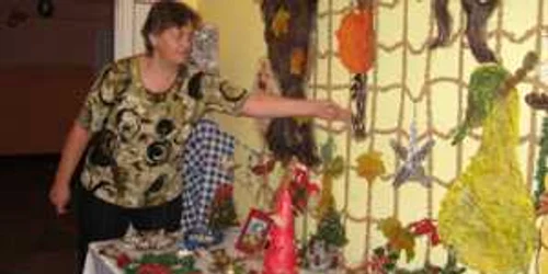 Două educatoare ale centrului, emoţionate în faţa creaţiilor copiilor