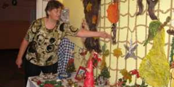 Două educatoare ale centrului, emoţionate în faţa creaţiilor copiilor