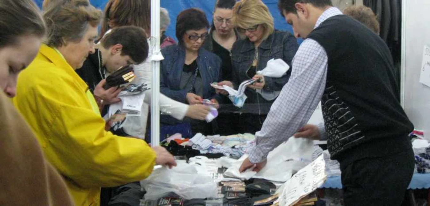 Piteştenii au dat năvală la standul de şosete la expoziţia cu vânzare din Piaţa "Milea"