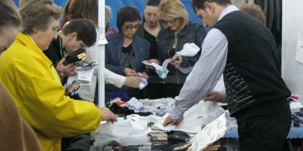 Piteştenii au dat năvală la standul de şosete la expoziţia cu vânzare din Piaţa "Milea"