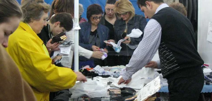 Piteştenii au dat năvală la standul de şosete la expoziţia cu vânzare din Piaţa "Milea"
