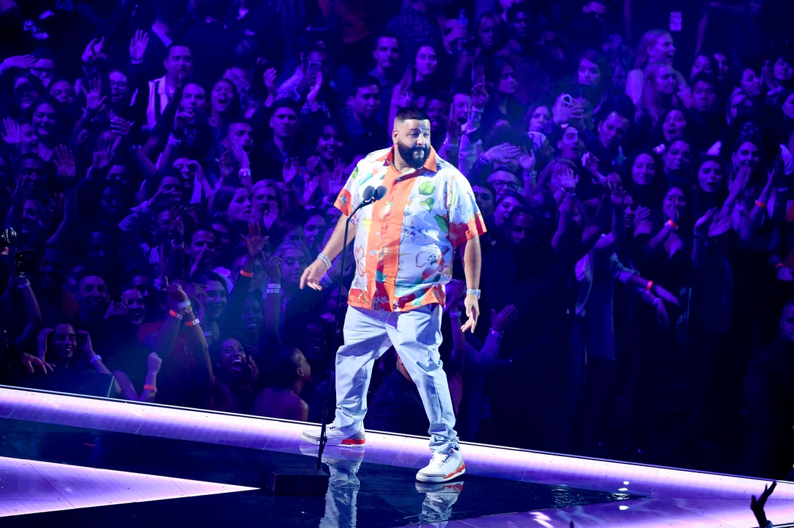 Dj Khaled a părut pregătit pentru vacanţă, nu pentru un eveniment monden 