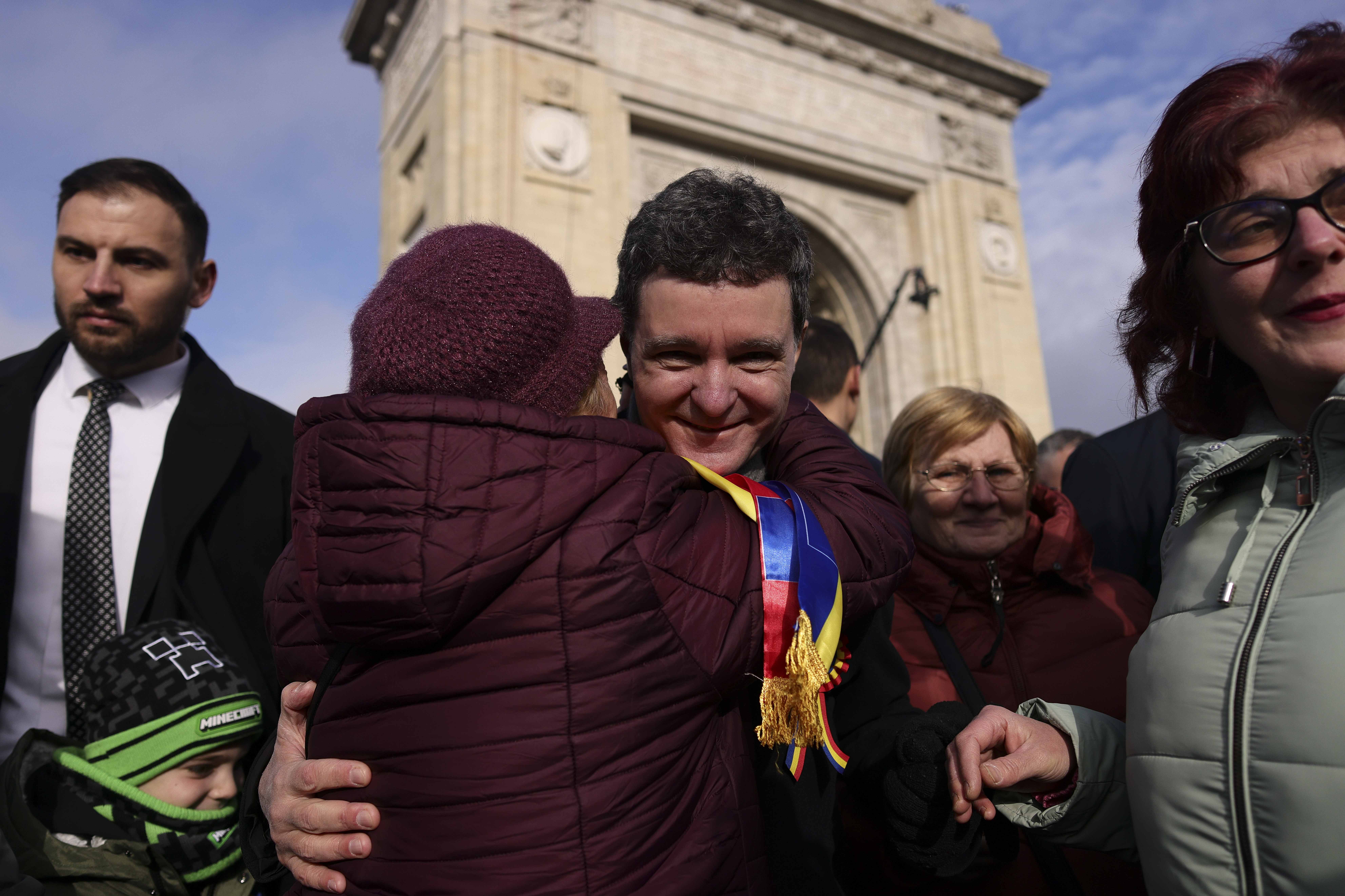 Nicușor Dan a făcut baie de mulțime după parada militară FOTO Inquam photos /  Octav Gane