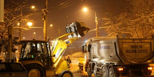 Autorităţile şi-au propus să degajeze străzile cu pieţe şi unităţi şcolare Foto: Alex Policală