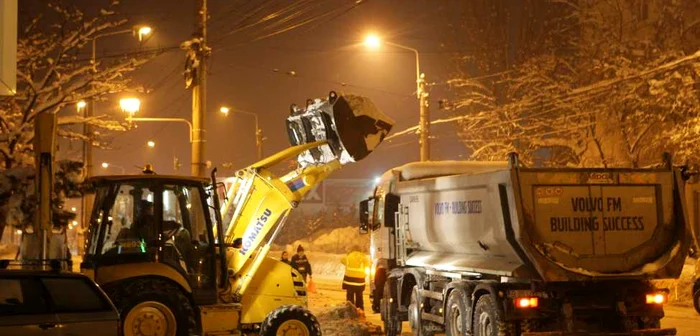 Autorităţile şi-au propus să degajeze străzile cu pieţe şi unităţi şcolare Foto: Alex Policală