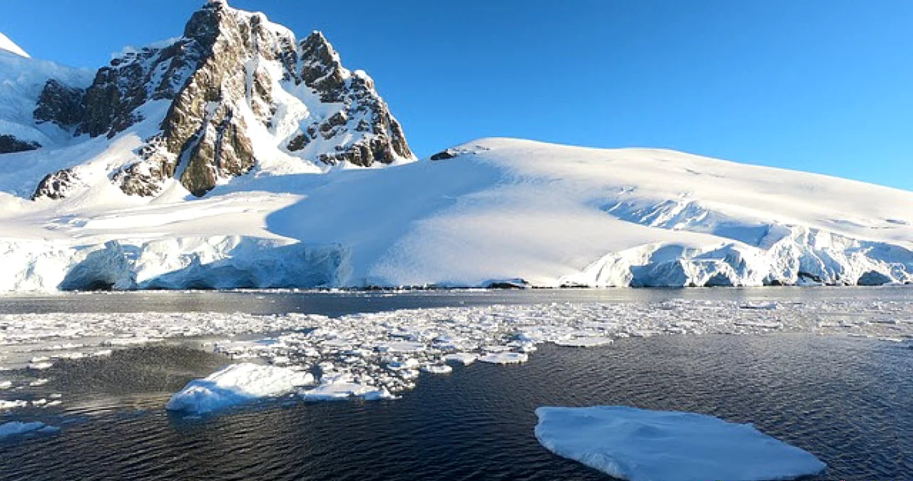 Patru sarcofage negre misterioase descoperite în Antarctica FOTO: Arhivă