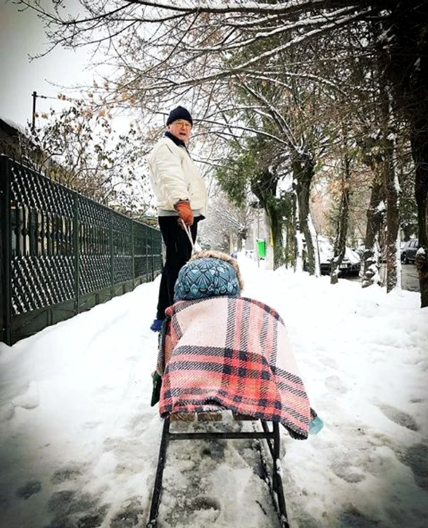 Rita a fost plimbată cu sania de bunicul ei 