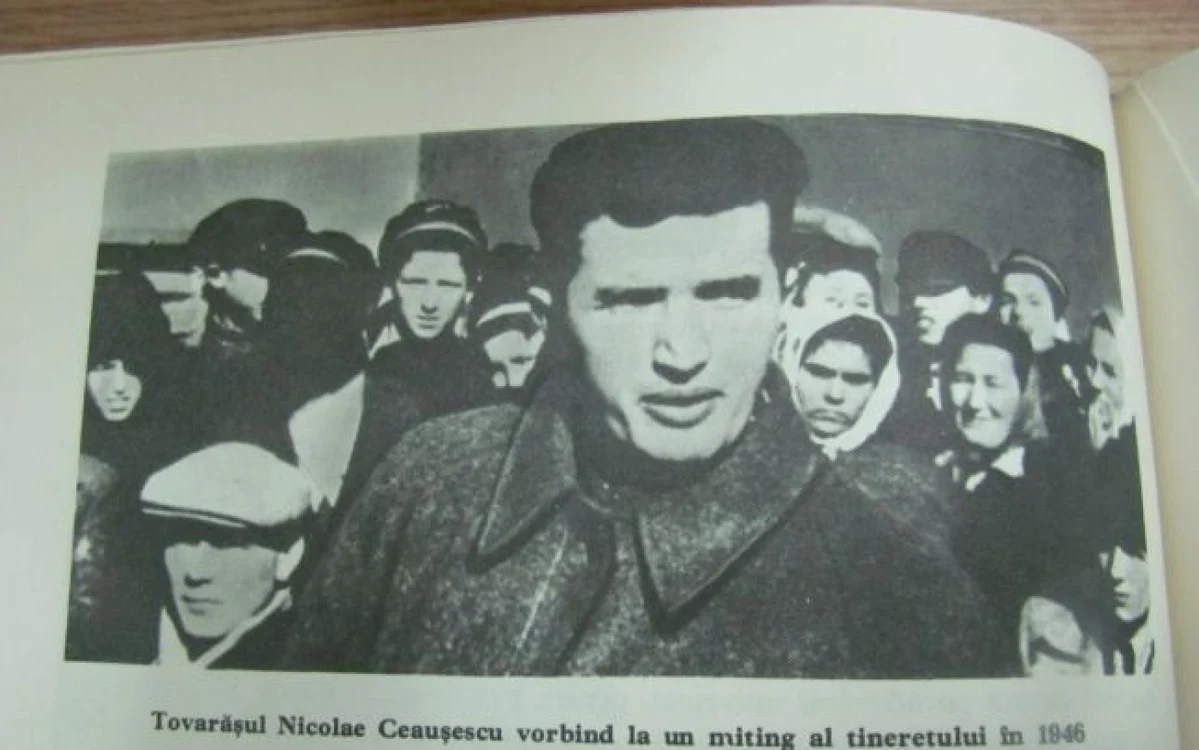 Cel dintâi fiu al poporului, Nicolae Ceauşescu, portretizat într-n manual de istorie comunist