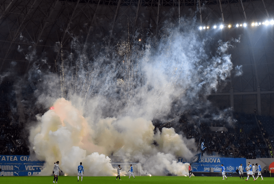 Derbiul craiovean, întrerupt de trei ori din cauza torțelor și a fumigenelor aruncate în teren FOTO