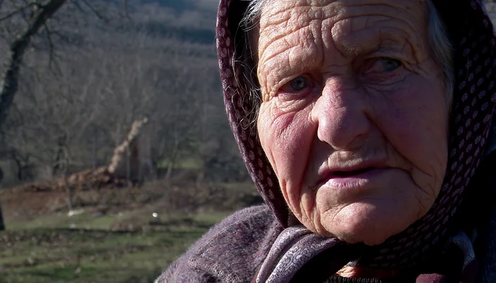 Tanti Maria ne spune cum a ajuns școala un morman de cărămizi FOTO Iulian Bunilă