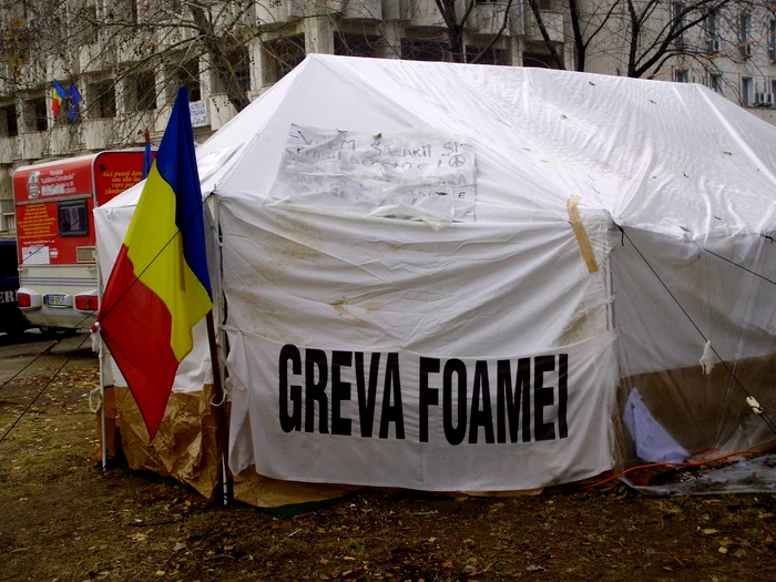 Cortul revoluționarilor amplasat vizavi de Palatul Administrativ