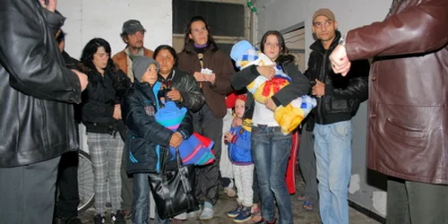 Printre cei aciuaţi în cămin se află mai multe familii cu copii mici