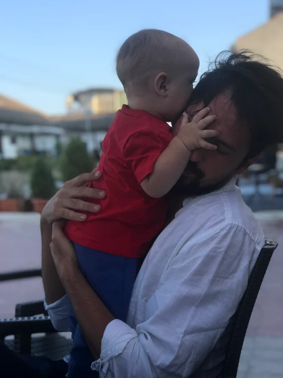 Alexandru Constantin isi strange in brate nepotul care-i poarta numele, Alex.