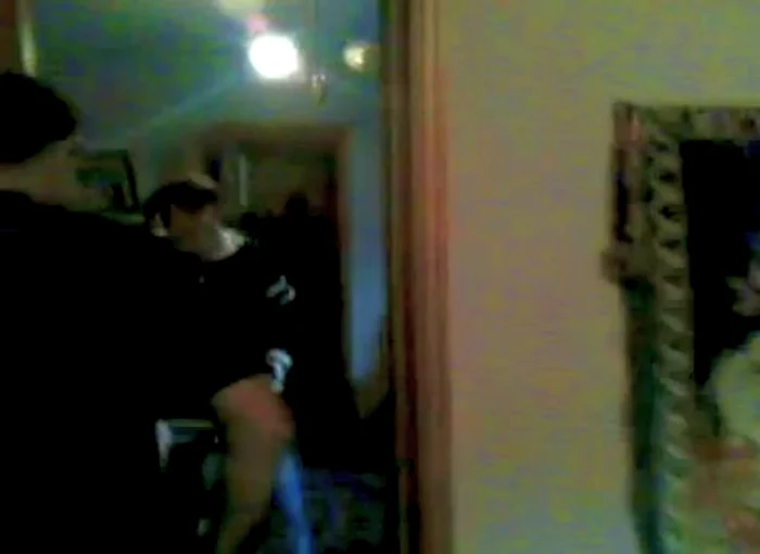 
    Tinerii au filmat momentul în care cărau într-o pătură cadavrul bunicului lor  