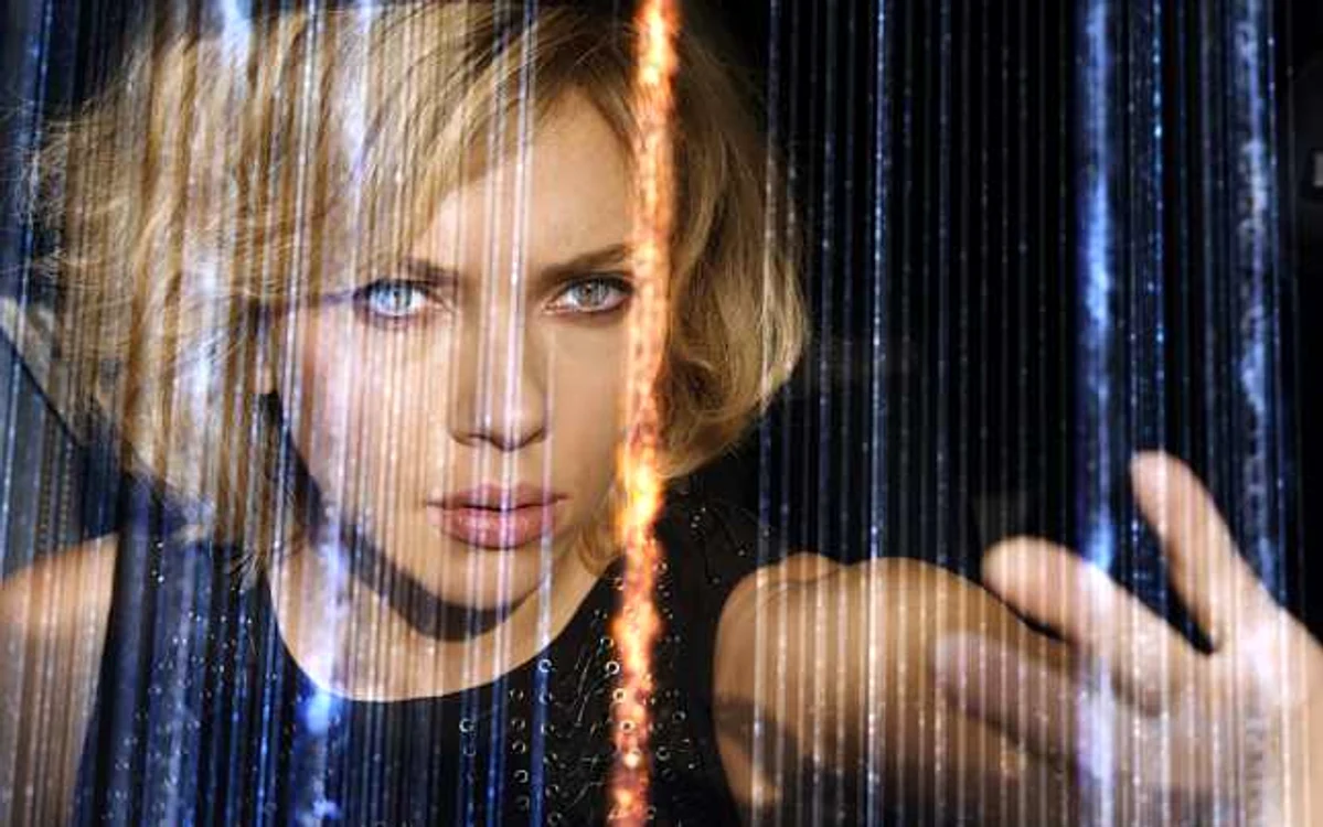 Scarlett Johansson o joacă pe Lucy, o tânără
studentă care peste noapte, cu ajutorul unui drog sintetic, se transformă
într-o maşinărie de ucis cu capacităţi intelectuale sporite FOTO cinemagia.ro