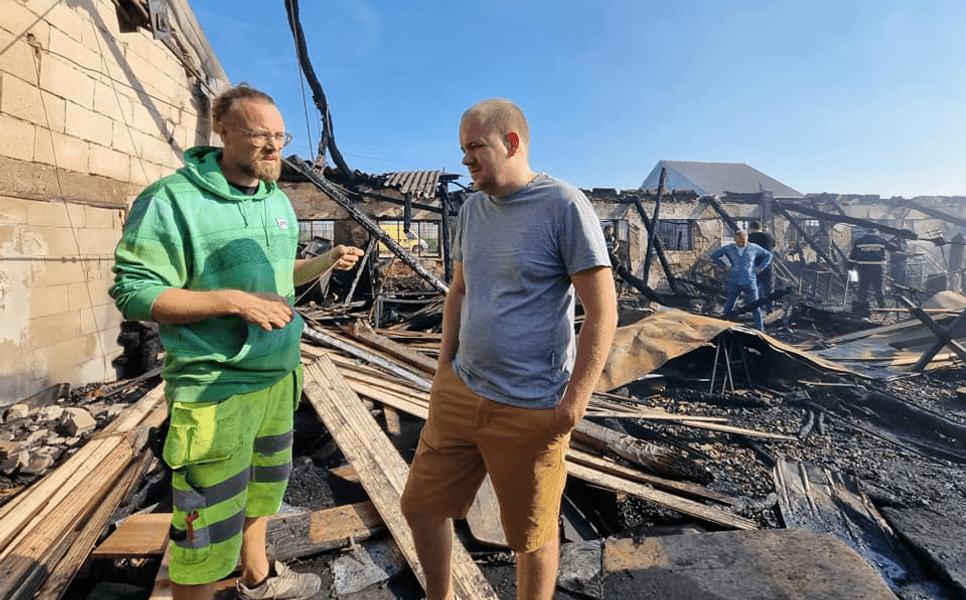 Suedezul impresionat de românii care-l ajută să-și refacă atelierul distrus de incendiu