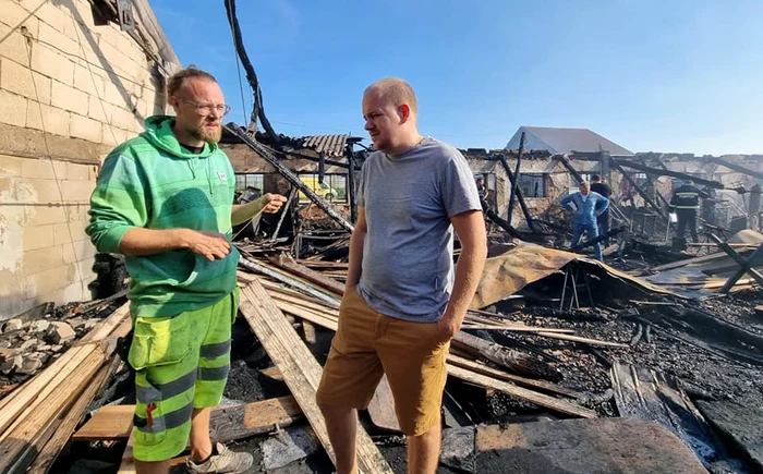 Andreas Samuelsson (stânga) pe ruinele atelierului distrus de incendiu FOTO Kenosis