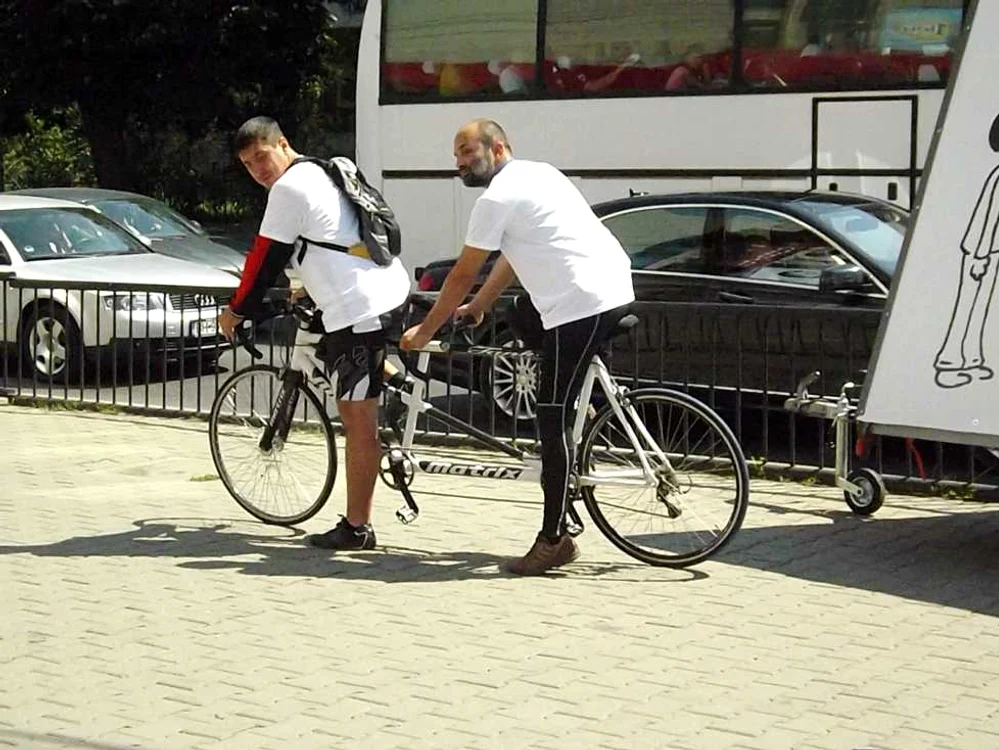 Florin şi Alexandru pedaleaza prin 19 oraşe din România FOTO- Claudia Bonchiş