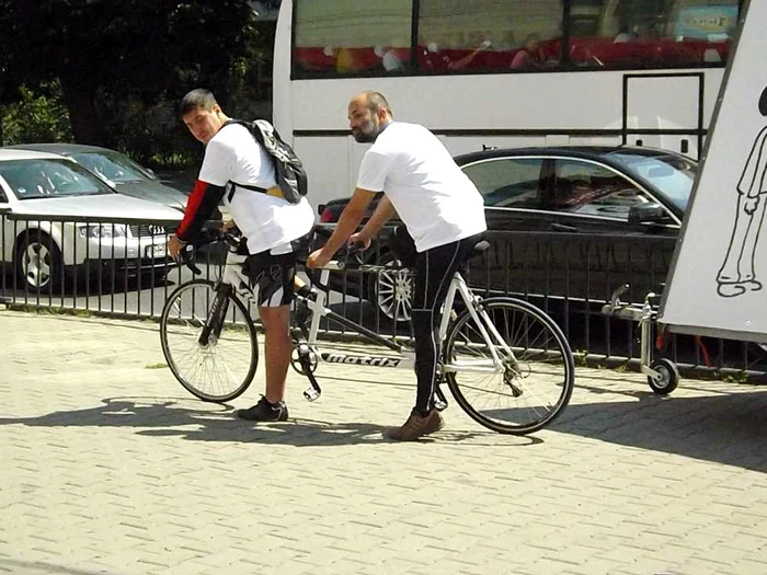 Florin şi Alexandru pedaleaza prin 19 oraşe din România FOTO- Claudia Bonchiş