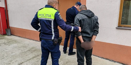 Un barbat din jud Galati a fost arestat preventiv pentru ca a ucis un pui de pisica foto IPJ Galati