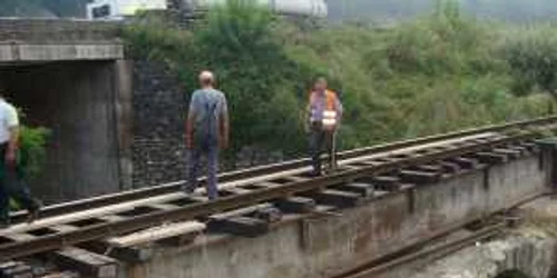 Trei femei au fost prinse furând elemente din calea ferata de pe podul Bujorencii