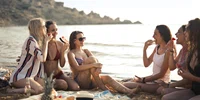 Femei plaja fructe FOTO Shutterstock jpg