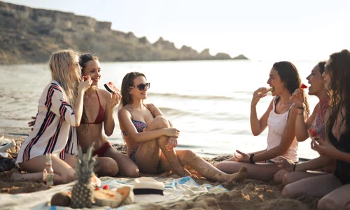 Femei plaja fructe FOTO Shutterstock jpg