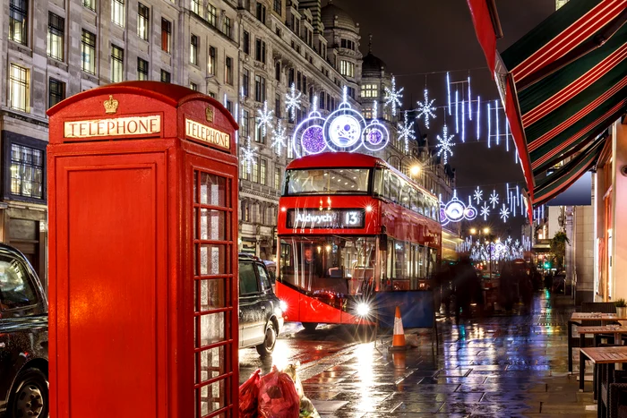 O stradă din Londra decorată cu beculețe de Crăciun