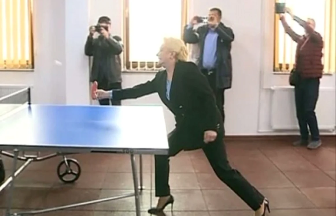 Premierul Viorica Dăncilă care a jucat ping pong pe tocuri cui de 10 cm