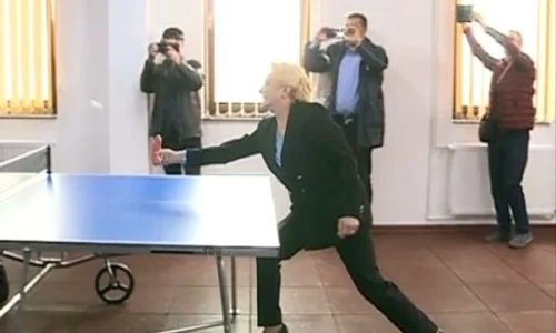 Premierul Viorica Dăncilă care a jucat ping pong pe tocuri cui de 10 cm jpeg