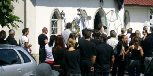 Bacău: Alessia, fetița ucisă de tatăl ei, a fost înmormântată (UPDATE)