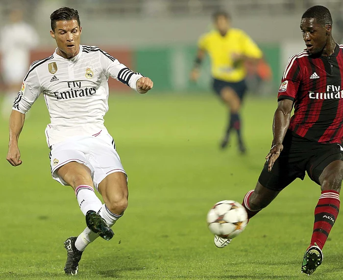 
    După o scurtă şedinţă tehnică, Aurel Ţicleanu a împărţit jucătorii în echipe şi trialul a începutFoto: Mediafax  