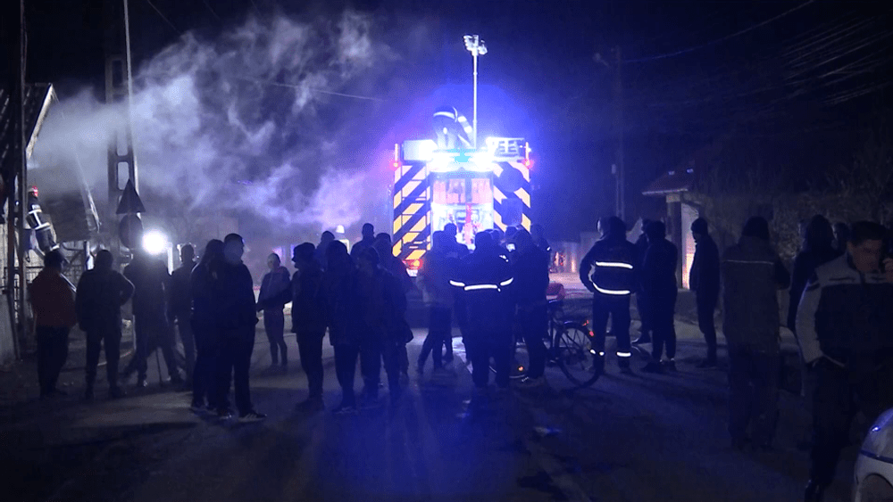 Case și mașini distruse de un incendiu, în Buzău. Focul a fost întețit de vânt VIDEO