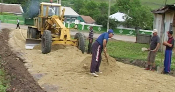 Lucrările la drumuri au fost oprite din lipsă de bani