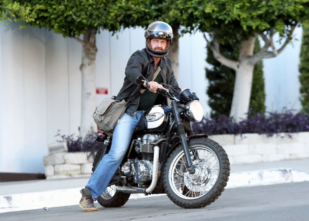 Exclusive Gerard Butler Out For A Cruise In Beverly Hills jpeg
