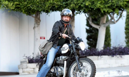 Exclusive    Gerard Butler Out For A Cruise In Beverly Hills jpeg
