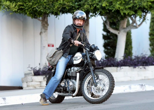 Exclusive Gerard Butler Out For A Cruise In Beverly Hills jpeg