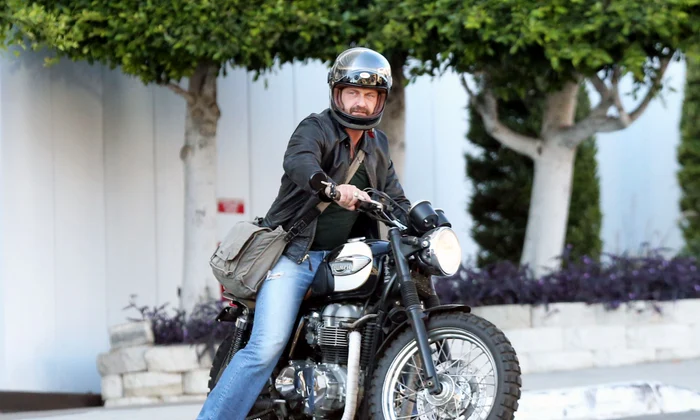 Exclusive    Gerard Butler Out For A Cruise In Beverly Hills jpeg